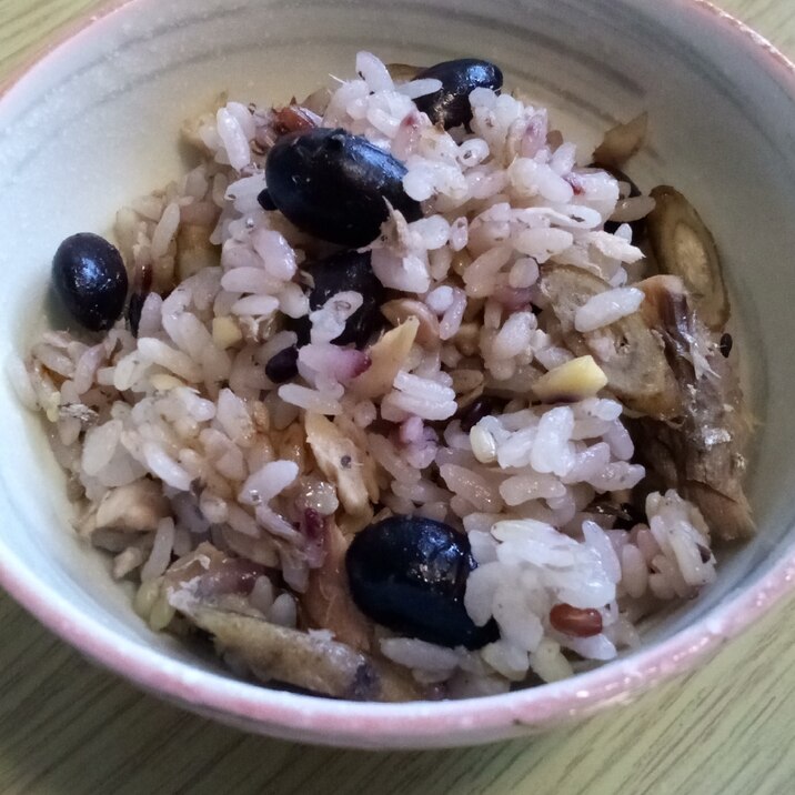 黒豆と鯖缶の炊き込みご飯☆意外と合うよ